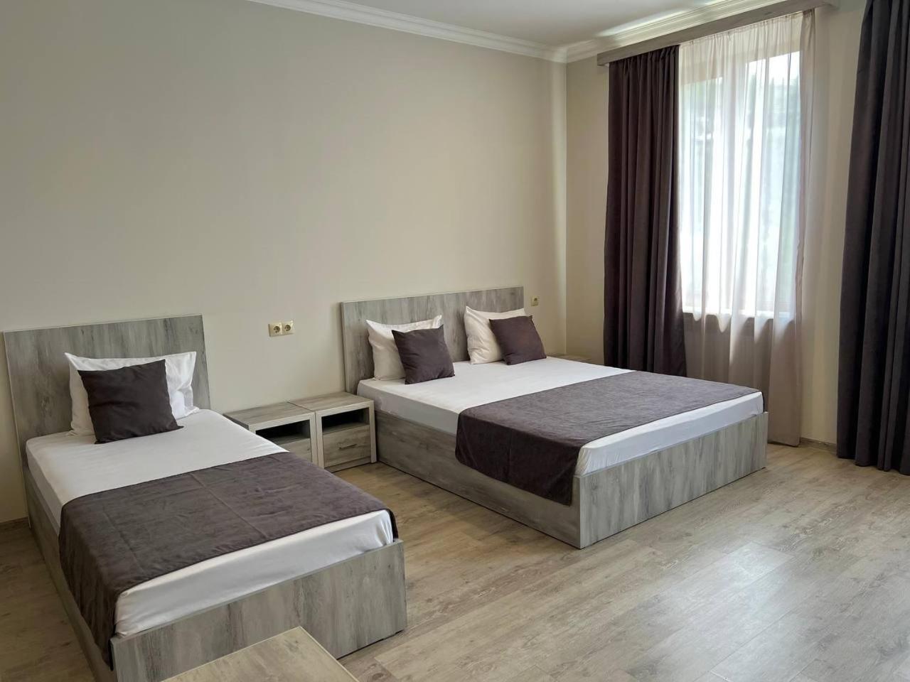 Hotel Menua Yerevan Exterior photo