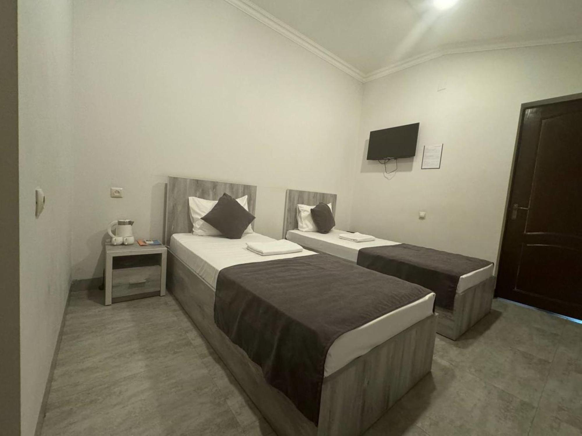 Hotel Menua Yerevan Exterior photo