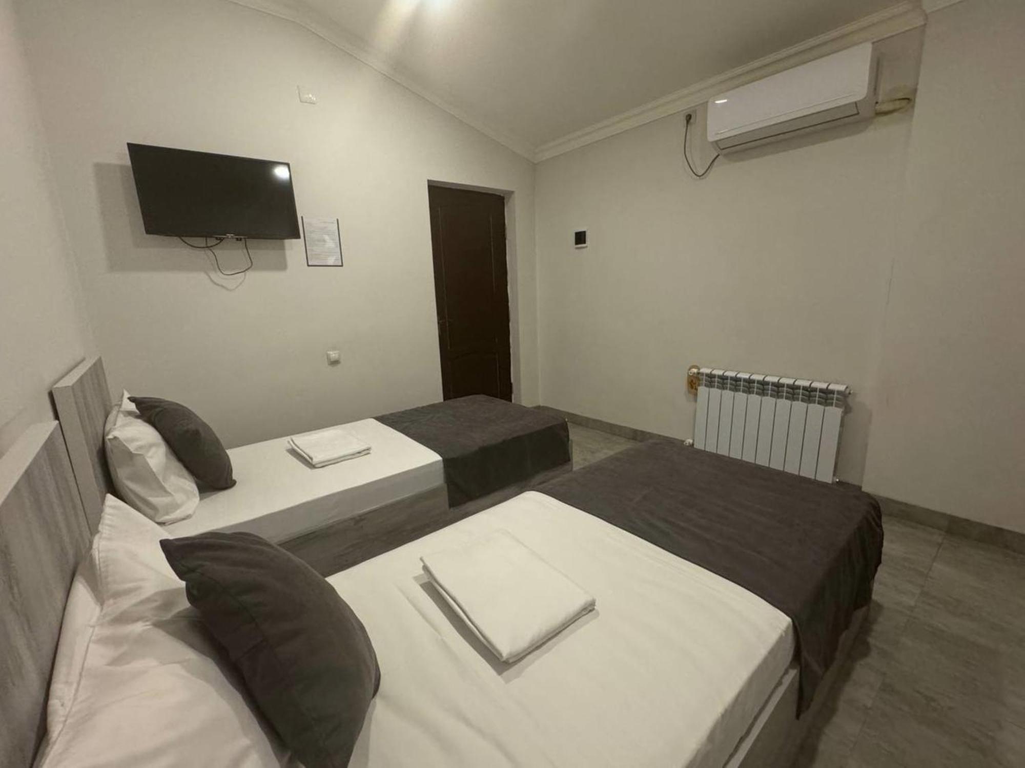 Hotel Menua Yerevan Exterior photo