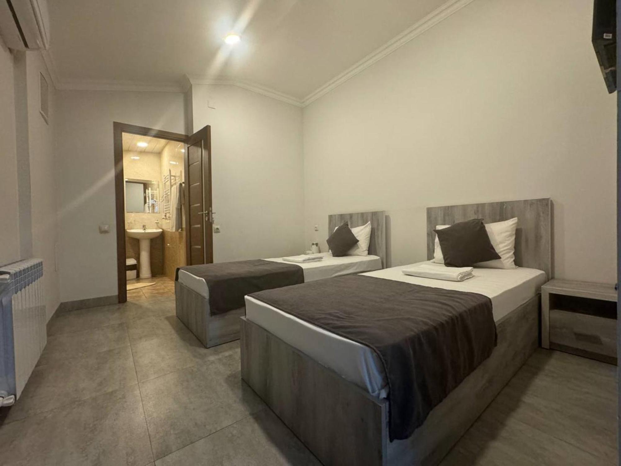 Hotel Menua Yerevan Exterior photo