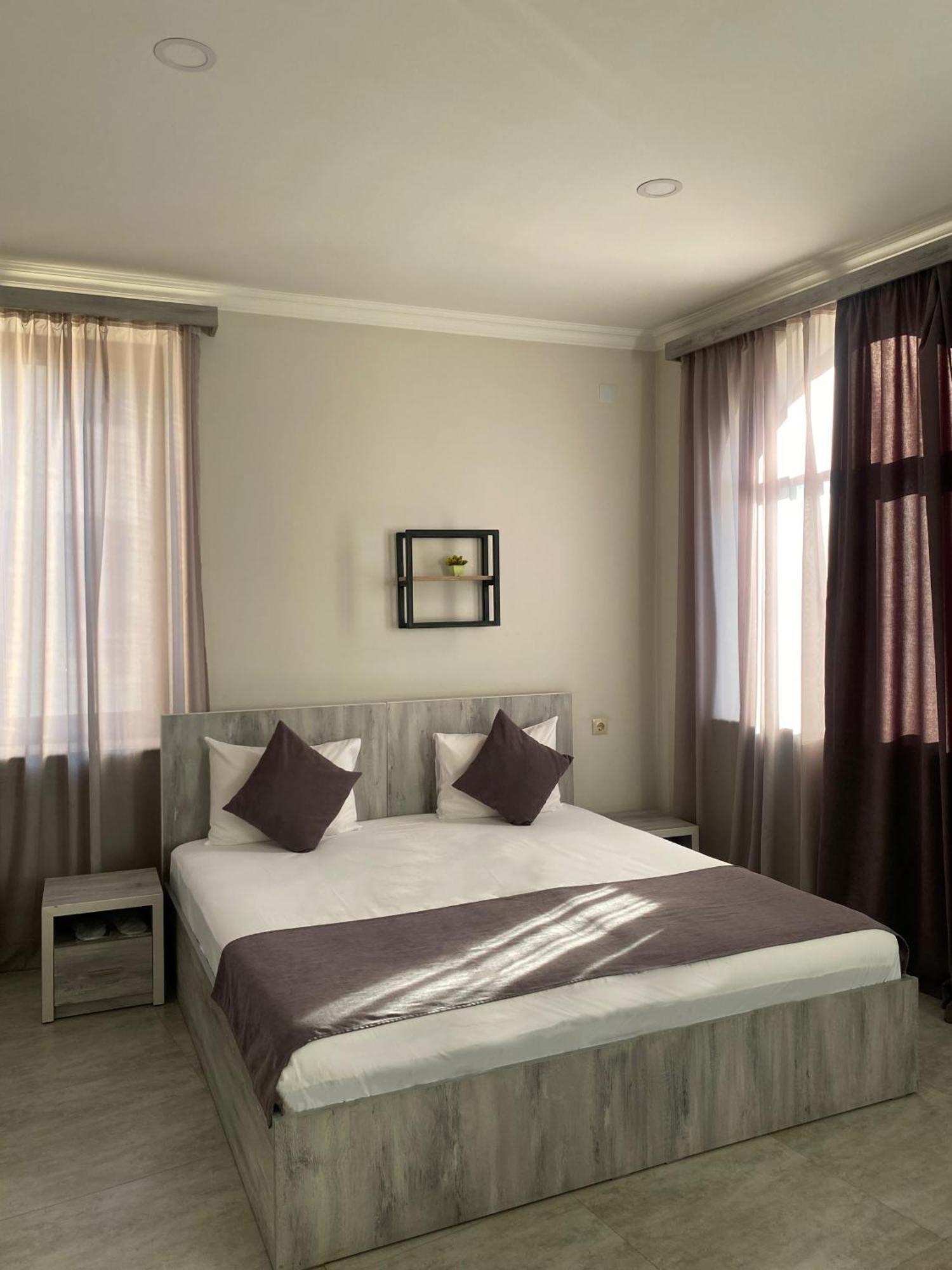 Hotel Menua Yerevan Exterior photo